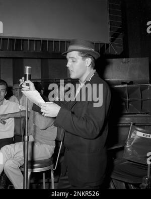 Elvis fotografierte während des G.I. Blues-Soundtrack-Aufnahmestunde, April 1960 Stockfoto