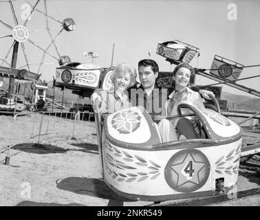 Barbara Stanwyck, Elvis Presley und Joan Freeman, Drehort des Films, Roustabout, 1964 Stockfoto
