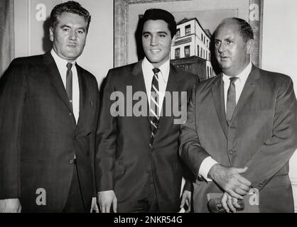 Amerikanische Ikone Elvis Presley mit seinem Vater, Vernon Presley, und seinem Manager, Colonel Tom Parker (c 1962) Stockfoto