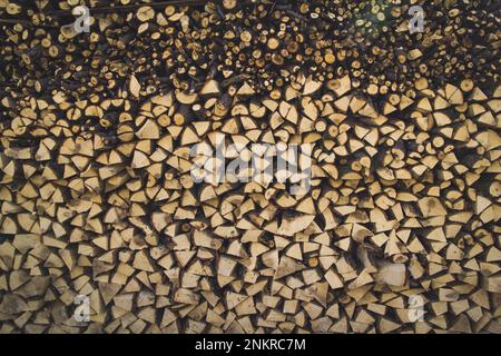 Nahaufnahme gestapeltes, gehacktes Holzfoto Stockfoto