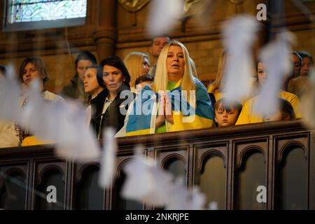 Kinder der St. Mary's Ukrainian School, die an einer ökumenischen Gebetsfeier in der ukrainischen katholischen Kathedrale in London teilnehmen, um den einjährigen Jahrestag der russischen Invasion in der Ukraine zu feiern. Foto: Freitag, 24. Februar 2023. Stockfoto