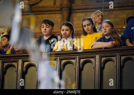 Kinder der ukrainischen Schule St. Mary besuchen einen ökumenischen Gebetsdienst in der ukrainischen katholischen Kathedrale in London, um den einjährigen Jahrestag der russischen Invasion der Ukraine zu feiern. Foto: Freitag, 24. Februar 2023. Stockfoto