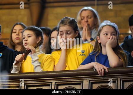 Kinder der ukrainischen Schule St. Mary besuchen einen ökumenischen Gebetsdienst in der ukrainischen katholischen Kathedrale in London, um den einjährigen Jahrestag der russischen Invasion der Ukraine zu feiern. Foto: Freitag, 24. Februar 2023. Stockfoto