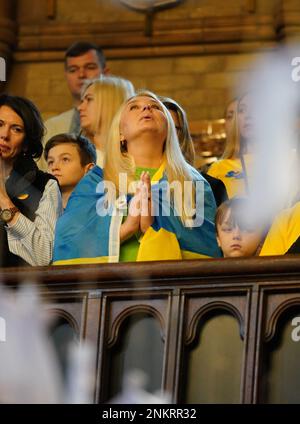 Kinder der ukrainischen Schule St. Mary besuchen einen ökumenischen Gebetsdienst in der ukrainischen katholischen Kathedrale in London, um den einjährigen Jahrestag der russischen Invasion der Ukraine zu feiern. Foto: Freitag, 24. Februar 2023. Stockfoto