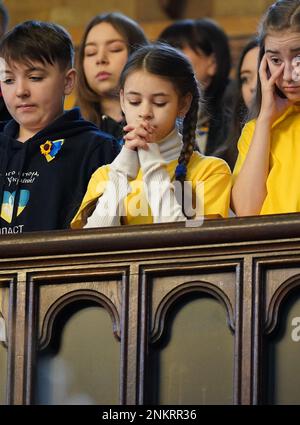 Kinder der ukrainischen Schule St. Mary besuchen einen ökumenischen Gebetsdienst in der ukrainischen katholischen Kathedrale in London, um den einjährigen Jahrestag der russischen Invasion der Ukraine zu feiern. Foto: Freitag, 24. Februar 2023. Stockfoto