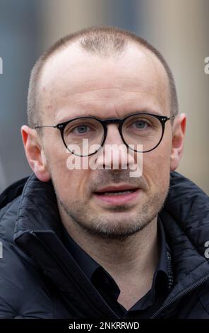 Ludwigslust, Deutschland. 22. Februar 2023. Stefan Sternberg (SPD), Bezirksverwalter der Ludwigslust-Parchim, während eines Termins bei der Restaurierung der Burg Ludwigslust. Kredit: Jens Büttner/dpa/Alamy Live News Stockfoto