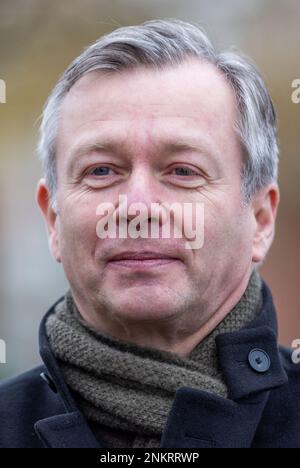 Ludwigslust, Deutschland. 22. Februar 2023. Heiko Geue (SPD), Finanzminister von Mecklenburg-Vorpommern, bei einem Termin bei der Restaurierung des Schlosses Ludwigslust. Kredit: Jens Büttner/dpa/Alamy Live News Stockfoto