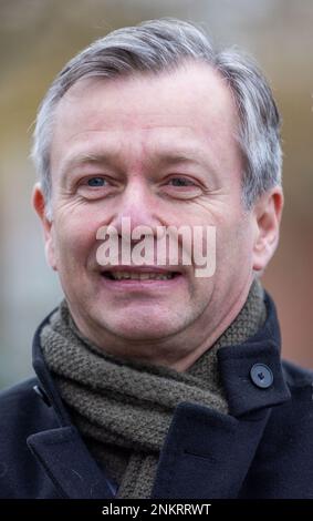 Ludwigslust, Deutschland. 22. Februar 2023. Heiko Geue (SPD), Finanzminister von Mecklenburg-Vorpommern, bei einem Termin bei der Restaurierung des Schlosses Ludwigslust. Kredit: Jens Büttner/dpa/Alamy Live News Stockfoto