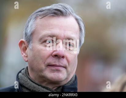 Ludwigslust, Deutschland. 22. Februar 2023. Heiko Geue (SPD), Finanzminister von Mecklenburg-Vorpommern, bei einem Termin bei der Restaurierung des Schlosses Ludwigslust. Kredit: Jens Büttner/dpa/Alamy Live News Stockfoto