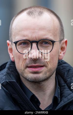 Ludwigslust, Deutschland. 22. Februar 2023. Stefan Sternberg (SPD), Bezirksverwalter der Ludwigslust-Parchim, während eines Termins bei der Restaurierung der Burg Ludwigslust. Kredit: Jens Büttner/dpa/Alamy Live News Stockfoto