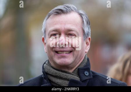 Ludwigslust, Deutschland. 22. Februar 2023. Heiko Geue (SPD), Finanzminister von Mecklenburg-Vorpommern, bei einem Termin bei der Restaurierung des Schlosses Ludwigslust. Kredit: Jens Büttner/dpa/Alamy Live News Stockfoto