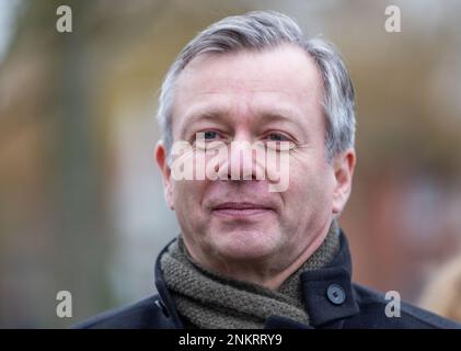 Ludwigslust, Deutschland. 22. Februar 2023. Heiko Geue (SPD), Finanzminister von Mecklenburg-Vorpommern, bei einem Termin bei der Restaurierung des Schlosses Ludwigslust. Kredit: Jens Büttner/dpa/Alamy Live News Stockfoto