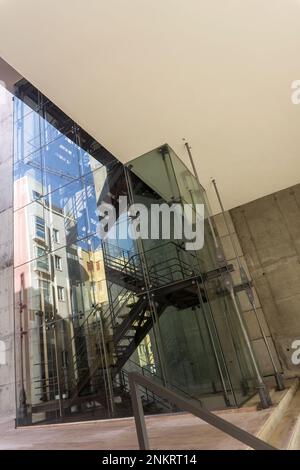 Ein Glastreppenhaus mit Metallelementen in einem modernen Gebäude Stockfoto