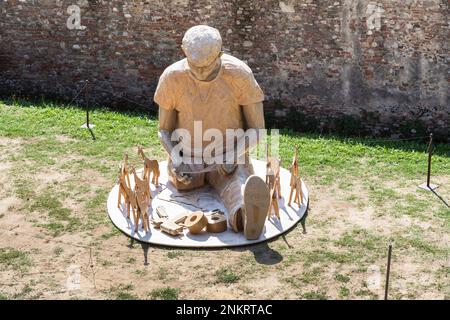 LUCCA, ITALIEN - 16. SEPTEMBER 2018: Paperman (James Lake) ist eine der modernen Skulpturen der vorbeiziehenden Biennale in der Stadt. Stockfoto