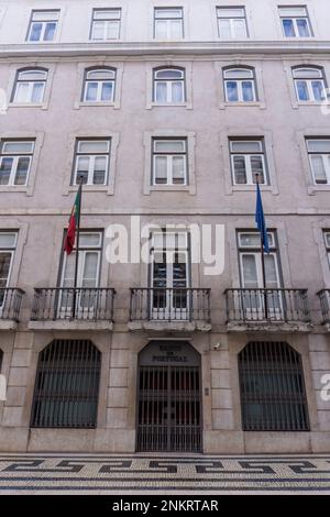 Fassade mit geschlossenen Metalltüren der Bank von Portugal in Lissabon Stockfoto