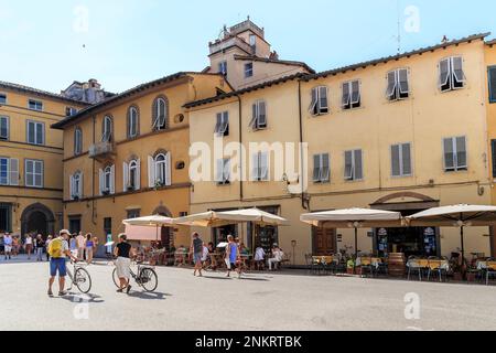 LUCCA, ITALIEN - 16. SEPTEMBER 2018: Dies sind historische mittelalterliche Gebäude der Piazza San Frediano. Stockfoto