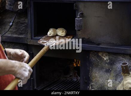 Detail eines alten Holzofens zum Backen von Brot in einer Bäckerei Stockfoto