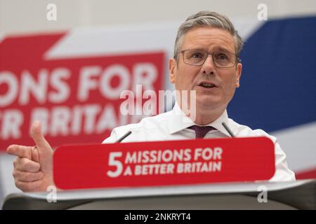 Manchester UK. 23./02./2023 startet Keir Starmer fünf kühne Missionen für ein besseres Großbritannien am 1 Angel Square, Manchester UK. Der Labour-Führer sprach vor den Kollegen des Schattenkabinetts und Politikern aus manchester. Er nennt den Zweck der Missionen als. „Es bedeutet, dass klare Prioritäten gesetzt werden müssen.“ Eine unermüdliche Konzentration auf die wichtigen Dinge kann „die Grundlagen in Ordnung bringen“. Bild: Garyroberts/worldwidefeatures.com Stockfoto