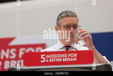 Manchester UK. 23./02./2023 startet Keir Starmer fünf kühne Missionen für ein besseres Großbritannien am 1 Angel Square, Manchester UK. Der Labour-Führer sprach vor den Kollegen des Schattenkabinetts und Politikern aus manchester. Er nennt den Zweck der Missionen als. „Es bedeutet, dass klare Prioritäten gesetzt werden müssen.“ Eine unermüdliche Konzentration auf die wichtigen Dinge kann „die Grundlagen in Ordnung bringen“. Bild: Garyroberts/worldwidefeatures.com Stockfoto