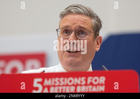 Manchester UK. 23./02./2023 startet Keir Starmer fünf kühne Missionen für ein besseres Großbritannien am 1 Angel Square, Manchester UK. Der Labour-Führer sprach vor den Kollegen des Schattenkabinetts und Politikern aus manchester. Er nennt den Zweck der Missionen als. „Es bedeutet, dass klare Prioritäten gesetzt werden müssen.“ Eine unermüdliche Konzentration auf die wichtigen Dinge kann „die Grundlagen in Ordnung bringen“. Bild: Garyroberts/worldwidefeatures.com Stockfoto