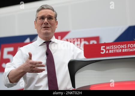 Manchester UK. 23./02./2023 startet Keir Starmer fünf kühne Missionen für ein besseres Großbritannien am 1 Angel Square, Manchester UK. Der Labour-Führer sprach vor den Kollegen des Schattenkabinetts und Politikern aus manchester. Er nennt den Zweck der Missionen als. „Es bedeutet, dass klare Prioritäten gesetzt werden müssen.“ Eine unermüdliche Konzentration auf die wichtigen Dinge kann „die Grundlagen in Ordnung bringen“. Bild: Garyroberts/worldwidefeatures.com Stockfoto