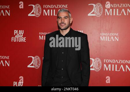 Mailand, Italien. 23. Februar 2023. AC Milan Verteidiger Theo Hernandez aus Frankreich nimmt an dem Galadinner Teil, das anlässlich des 20. Jahrestags der Fondazione Milan in Mailand, Italien, stattfindet. Kredit: Mickael Chavet/Alamy Live News Stockfoto