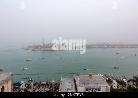 Blick auf die Insel San Giorgio Maggiore vom Glockenturm der Markuskirche aus an einem nebligen Nachmittag Stockfoto