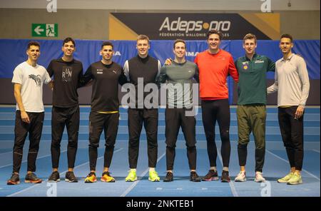 Jonathan Borlee (Belgien), Sacoor (Belgien), Kevin Borlee (Belgien), Julien Watrin (Belgien), Robin Vanderbemden (Belgien), Belgischer Christian Iguacel, belgischer Alexander Doom und belgischer Dylan Borlee posieren für den Fotografen nach einer Pressekonferenz des belgischen Relais-Teams „Belgischer Tornados“ mit 4 x 400 m Länge am Freitag, den 24. Februar 2023 in Louvain-la-Neuve. BELGA PHOTO VIRGINIE LEFOUR Stockfoto