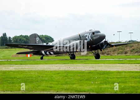 Der Douglas C-47 Skytrain oder Dakota (RAF-Bezeichnung) ist ein militärisches Transportflugzeug, das aus dem zivilen Frachtflugzeug Douglas DC-3 entwickelt wurde, das auf der Shoreham Airshow, Shoreham Airport, East Sussex, Großbritannien, demonstriert wurde. 30. August 2014 Stockfoto