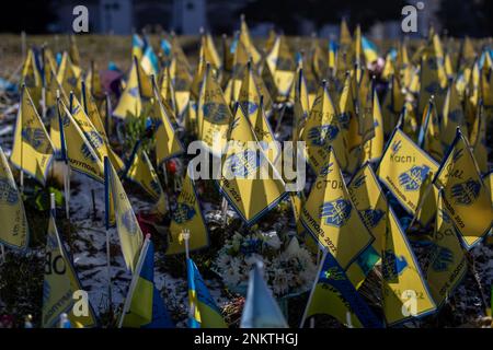 Ukrainische Flaggen zum Gedenken an diejenigen, die während des Krieges nahe dem Maidan-Platz in Zentral-Kiew, Ukraine, am 23. Februar 2023 getötet wurden. (CTK Photo/Vladimir PR Stockfoto