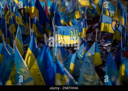 Ukrainische Flaggen zum Gedenken an diejenigen, die während des Krieges nahe dem Maidan-Platz in Zentral-Kiew, Ukraine, am 23. Februar 2023 getötet wurden. (CTK Photo/Vladimir PR Stockfoto