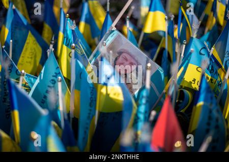 Ukrainische Flaggen zum Gedenken an diejenigen, die während des Krieges nahe dem Maidan-Platz in Zentral-Kiew, Ukraine, am 23. Februar 2023 getötet wurden. (CTK Photo/Vladimir PR Stockfoto