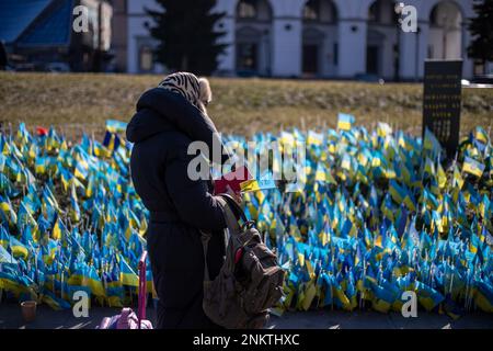 Ukrainische Flaggen zum Gedenken an diejenigen, die während des Krieges nahe dem Maidan-Platz in Zentral-Kiew, Ukraine, am 23. Februar 2023 getötet wurden. (CTK Photo/Vladimir PR Stockfoto