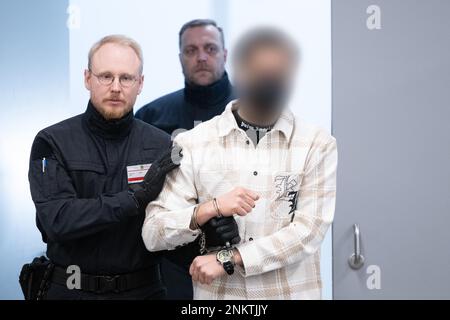 Dresden, Deutschland. 24. Februar 2023. Ein Angeklagter (r), der im Prozess des Juwelendiebstahls im Grünen Gewölbe des Residenzpalastes Dresden steht, wird in den Verhörraum des Landesgerichts geführt. Sechs Männer stehen vor Gericht wegen des spektakulären Einbruchs im Staatsmuseum, in dem Juwelen aus dem 18. Jahrhundert gestohlen wurden. Kredit: Sebastian Kahnert/dpa-Pool/dpa - ACHTUNG: Person(en) wurde(n) aus rechtlichen Gründen verpixelt/dpa/Alamy Live News Stockfoto