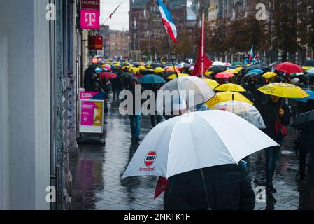 06. November 2022, Amsterdam, Niederlande, versammelte sich trotz offizieller Annullierungsprotester auf dem Dam-Platz. Der Verschwörungstheoretiker David Icke war der Höhle Stockfoto