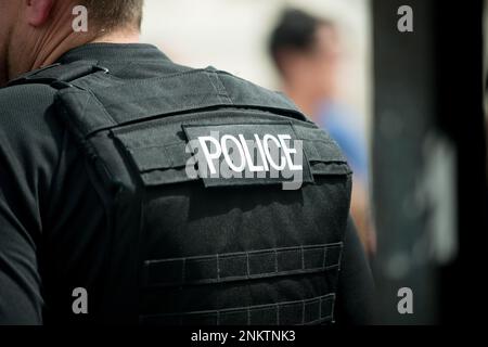 Whitehall, London, Großbritannien. 16. Juli 2016 Polizeilogo, das auf der Rückseite einer kugelsicheren Weste von einem Metropolitan Police Officer in London getragen wurde. Stockfoto