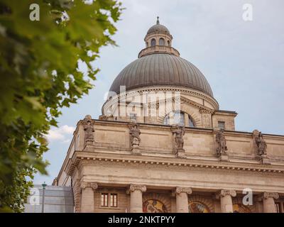 Schöner Blick auf die Bayerische Staatskanzlei vom Hofgarten, München. Sommerreisen nach Europa Stockfoto