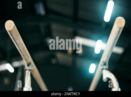 Gymnastik, Gleichgewichtsbalken und Ausrüstung für Training, Workout oder Kompetenzwettbewerb in der Arena. Sport-, Fitness- und Holzstangen für Sportler oder Turner Stockfoto