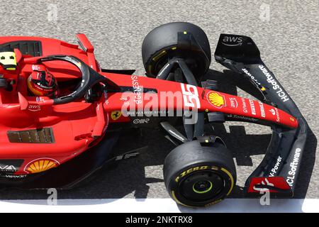 Carlos Sainz Jr (E) Ferrari SF-23. Formula One Testing, Day Two, Freitag, 24. Februar 2023. Sakhir, Bahrain. Stockfoto