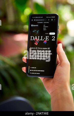 5. Februar 2023, Mirissa, Sri Lanka. OpenAI DALL-E wird auf dem Telefon verwendet. Frau testet künstliche Intelligenz Bildgenerator. Person, die Bilder erstellt Stockfoto