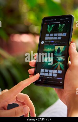 5. Februar 2023, Mirissa, Sri Lanka. Ich benutze Midjourney am Telefon. Frau erstellt Bilder aus Textbeschreibungen mit einem Fotogenerator. Person Stockfoto