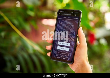 5. Februar 2023, Mirissa, Sri Lanka. Ich benutze Midjourney am Telefon. Frau erstellt Bilder aus Textbeschreibungen mit einem Fotogenerator. Person Stockfoto