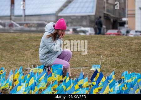 Ukrainische Flaggen zum Gedenken an diejenigen, die während des Krieges nahe dem Maidan-Platz in Zentral-Kiew, Ukraine, am 24. Februar 2023 getötet wurden. (CTK Photo/Vladimir PR Stockfoto