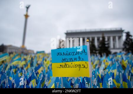 Ukrainische Flaggen zum Gedenken an diejenigen, die während des Krieges nahe dem Maidan-Platz in Zentral-Kiew, Ukraine, am 24. Februar 2023 getötet wurden. (CTK Photo/Vladimir PR Stockfoto