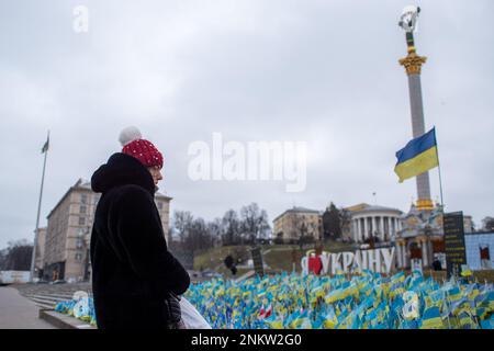 Ukrainische Flaggen zum Gedenken an diejenigen, die während des Krieges nahe dem Maidan-Platz in Zentral-Kiew, Ukraine, am 24. Februar 2023 getötet wurden. (CTK Photo/Vladimir PR Stockfoto