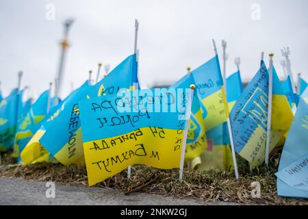 Ukrainische Flaggen zum Gedenken an diejenigen, die während des Krieges nahe dem Maidan-Platz in Zentral-Kiew, Ukraine, am 24. Februar 2023 getötet wurden. (CTK Photo/Vladimir PR Stockfoto