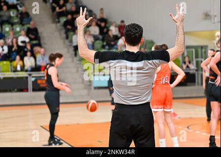 Der Schiedsrichter zeigt den Freiwurf mit seinen Händen. In den Hintergrundspielern. Stockfoto