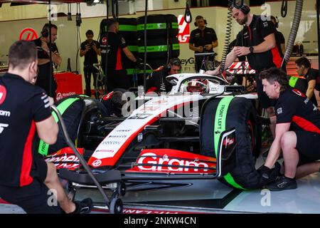 Sakhir, Bahrain, 24/02/2023, 20 MAGNUSSEN Kevin (den), Haas F1 Team VF-23 Ferrari, Garagenatmosphäre während der Formel 1 Aramco Vorsaison-Tests 2023 der FIA Formel-1-Weltmeisterschaft 2023 vom 23. Bis 25. Februar 2023 auf der Bahrain International Circuit in Sakhir, Bahrain - Photo Florent Gooden / DPPI Kredit: DPPI Media/Alamy Live News Stockfoto