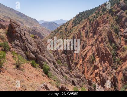 Malerischer Landschaftsblick auf das spektakuläre orange-rote felsige Tal zwischen Shurobod Pass und Panj-Tal, Khatlon, Tadschikistan Stockfoto