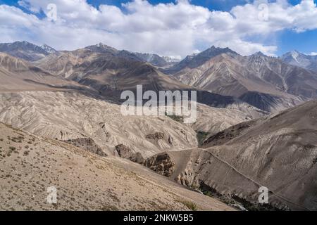 Landschaftsblick auf die Wakhan-Gebirgskette in Afghanistan von der hoch gelegenen Wüste in der Nähe von Langar, Gorno-Badakshan, Tadschikistan Pamir Stockfoto